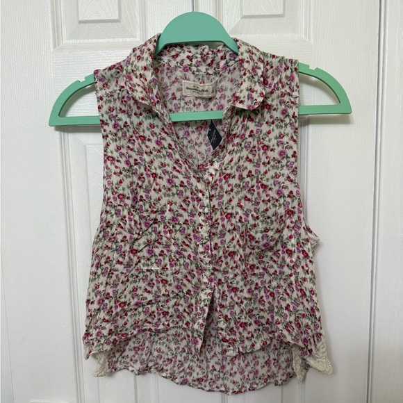 BNWT - A&F floral button up top - Picture 7 of 9